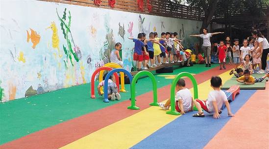 幼儿园老师的一天,看完老师都哭了