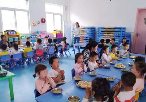 幼儿园吃饭乖的孩子,不仅得老师青睐,也更优秀